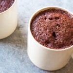 Bolo de chocolate de caneca na airfryer